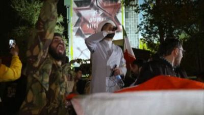 I festeggiamenti in strada a Teheran durante l'attacco a Israele