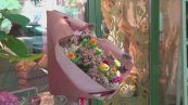 Lascia mazzi di fiori in sospeso per chi ha bisogno di gentilezza