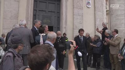 Funerali Benvenuti, l'uscita del feretro"
