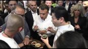 Bagno di folla a Singapore per il presidente francese Macron