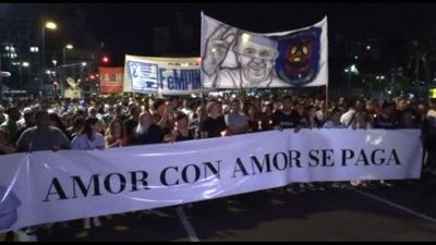 Veglia di preghiera con migliaia di persone in Argentina per il Papa
