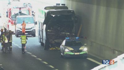 Scuolabus contro tir muore maestra, feriti