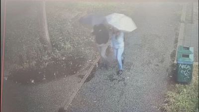 Il killer in fuga, la chiamata alla madre e il volo dal Duomo
