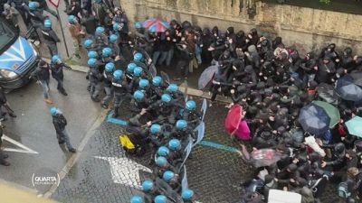 La violenza degli anarchici in piazza per la Salis