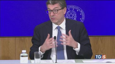 Giorgetti: "Sacrifici per tutti". Opposizioni contro