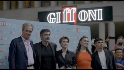 A Giffoni la pioggia non ferma l'evento "Mare Fuori", fan impazziti