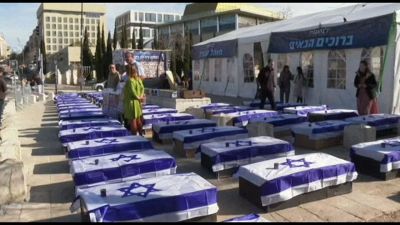 Israele, bare e ritratti delle vittime per protestare contro la tregua
