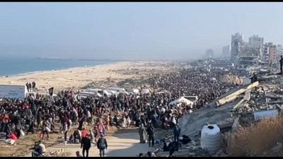 La colonna umana dei palestinesi che ritornano a casa a Gaza Nord