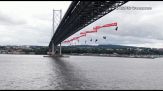 In Scozia attivisti Greenpeace sospesi sul ponte per bloccare nave