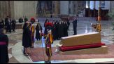 L'omaggio di Trump e Melania alla bara di Papa Francesco a San Pietro