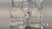 Bloccata sulla roccia per la foto da brivido