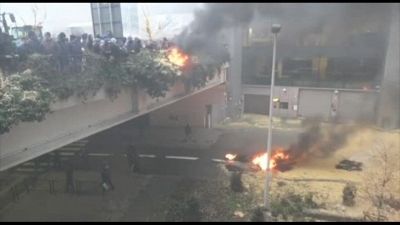 A fuoco gomme e cassonetti: la protesta degli agricoltori a Bruxelles