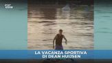 Huijsen balla e impenna sulla moto d'acqua