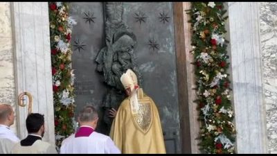 Giubileo, l'apertura della Porta Santa a San Giovanni in Laterano