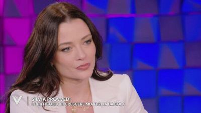 Silvia Provvedi: "Le difficoltà di crescere mia figlia da sola"