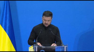 Zelensky a Roma: "Segnali politici necessari" per nuovi aiuti militari