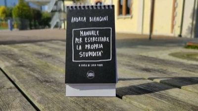 Andrea Bianconi e il suo Manuale per esercitare la stupidità