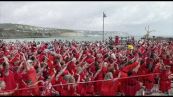 Kate Bush, centinaia in rosso ballano sul porto di Folkestone