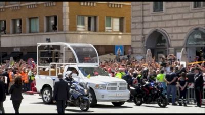 Turisti incantati da passaggio della papamobile: "Un giorno speciale"