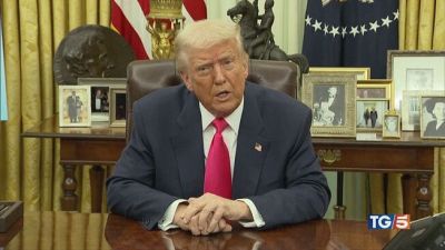 Nuovi attacchi russi Trump: mi fido di Putin