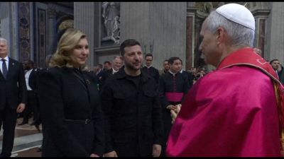Papa Leone XIV saluta il presidente ucraino Zelensky con la moglie