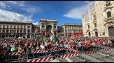 25 aprile, decine di migliaia in corteo a Milano arrivano a piazza Duomo