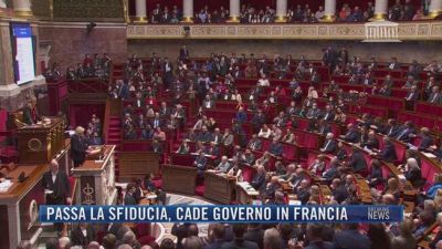 Breaking News delle 21.30 | Passa la sfiducia, cade governo in Francia
