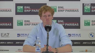 Sinner scoppia a ridere in conferenza: cosa è successo?