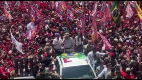 Brasile, Lula in piazza dopo la sconfitta al primo turno delle elezioni