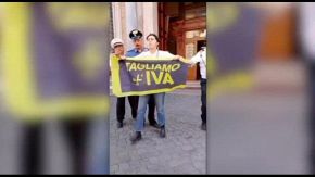 Ultima Generazione con le forbici davanti Senato: Meloni tagli l'Iva?