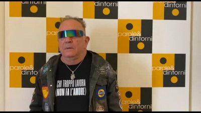 Johnson Righeira canta l'estate in "Chi troppo lavora (non fa l'amore)