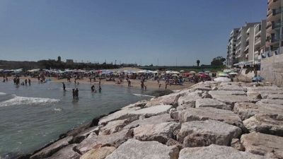 Lettini e ombrelloni, panzerotti, aperitivi e fritture a pochi euro