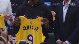 Bronny James, la presentazione ai Lakers sotto gli occhi di pap&agrave; LeBron