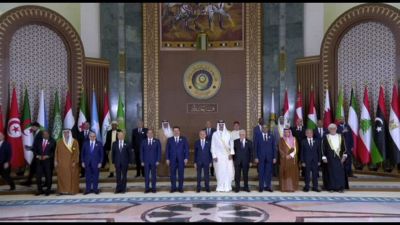 Foto di gruppo dei leader arabi all'inizio del vertice di Baghdad