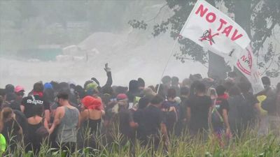 Guerriglia in Val di Susa, i "black bloc" nel campeggio di Venaus