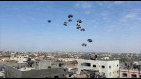 Piovono aiuti dal cielo a Gaza, scene di caos tra i palestinesi