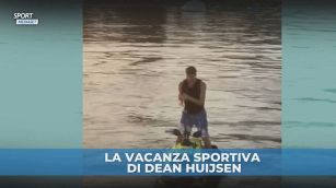 Huijsen balla e impenna sulla moto d'acqua