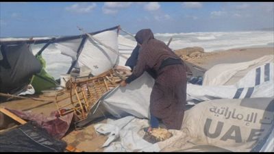 Gaza, vento e pioggia sulle tende degli sfollati a Khan Yunis