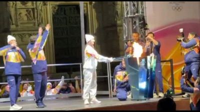 La fiamma olimpica in piazza Duomo a Milano, acceso il braciere