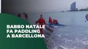 A Barcellona decine di Babbi Natale si esibiscono nel paddling