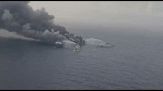 Navi indiane spengono l'incendio su una portacontainer di Singapore