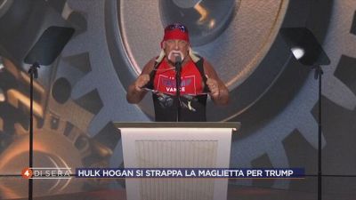 Hulk Hogan si strappa la maglietta per Trump