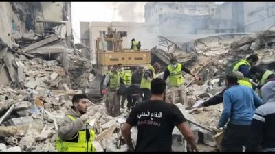 I soccorritori tra le macerie di Tiro dopo il raid israeliano