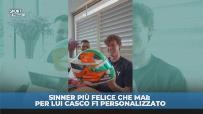 La felicità di Sinner per il casco F1 personalizzato