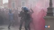 Scontri Bologna, tre agenti feriti
