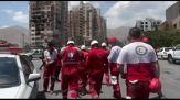 Iran, i soccorsi dopo l'attacco di Israele in un quartiere di Teheran