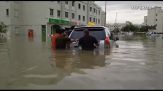 Piogge torrenziali paralizzano Dubai, le auto sommerse dall'acqua