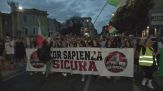 Roma, gli abitanti di Tor Sapienza in piazza contro il degrado