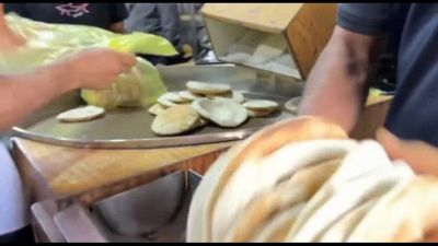 Arriva la farina, i fornai a Gaza riprendono a panificare