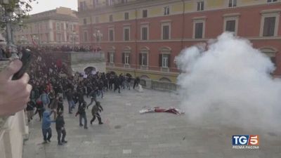 Battaglia politica su scontri e magistrati